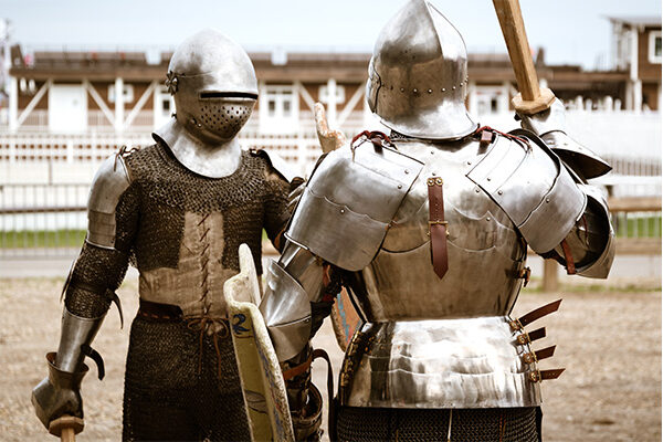 Dal mantello templare alla toga romana: vestirsi di storia (senza macchina del tempo)